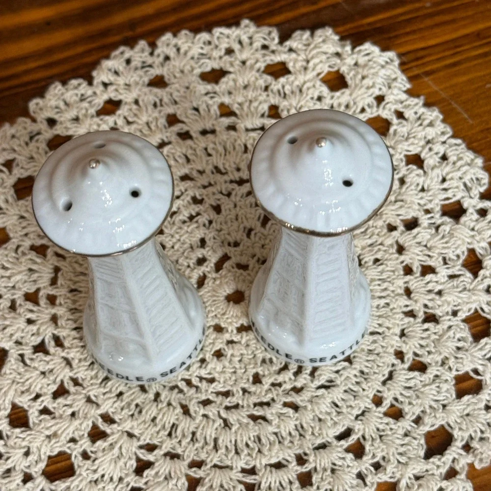 Space Needle Salt Pepper Shakers Seattle White Gold Trim Vintage Excellent Tower